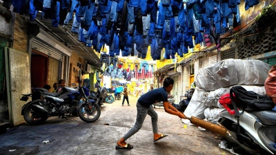 Kricket unter Jeanshosen: Blue Jeans Lane in Kolkata (Foto: Avishek Das/SOPA Images via ZUMA Press Wire/dpa)