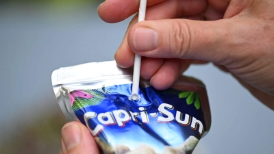 Capri-Sun kämpft seit zwei Jahren um eine Rückkehr zu Plastikstrohhalmen – Kunden hätten sich etwa über den Papiergeschmack beim Trinken beschwert, sagt das Unternehmen. (Symbolbild) (Foto: Bernd Weißbrod/dpa)