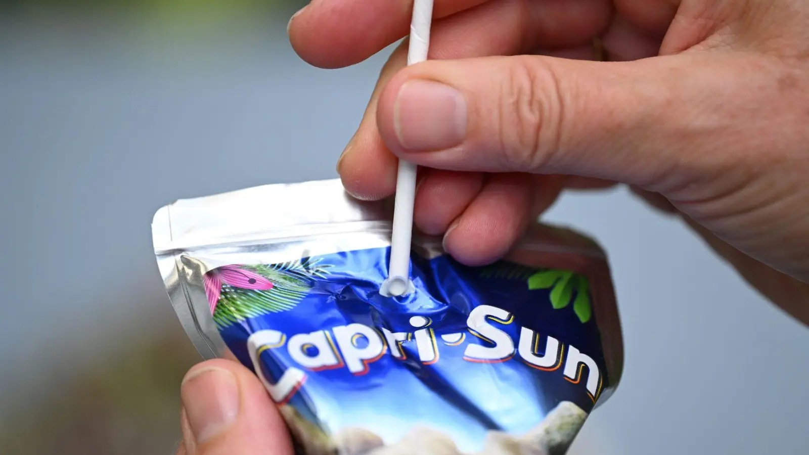 Capri-Sun kämpft seit zwei Jahren um eine Rückkehr zu Plastikstrohhalmen – Kunden hätten sich etwa über den Papiergeschmack beim Trinken beschwert, sagt das Unternehmen. (Symbolbild) (Foto: Bernd Weißbrod/dpa)