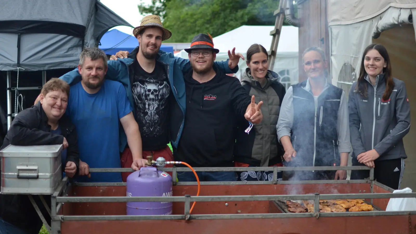 Auch beim Festival muss man nicht auf handgemachtes, warmes Essen verzichten. Das beweist diese hungrige Gruppe aus Weihenzell, die sich einen Gasgrill ins Biberttal mitgebracht hat. (Foto: Yvonne Neckermann)