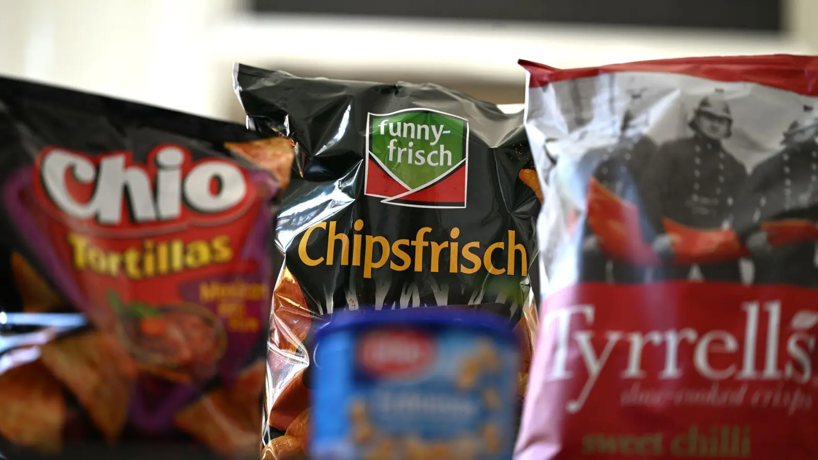 Chips und andere Knabbereien von Intersnack. (Foto: Wolf von Dewitz/dpa)