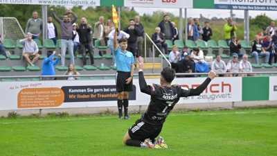 Viele jubeln und einer winkt: Der Ansbacher Dino Nuhanovic freut sich über den Ausgleich, der aber wegen Abseits nicht zählt.  (Foto: Martin Rügner)