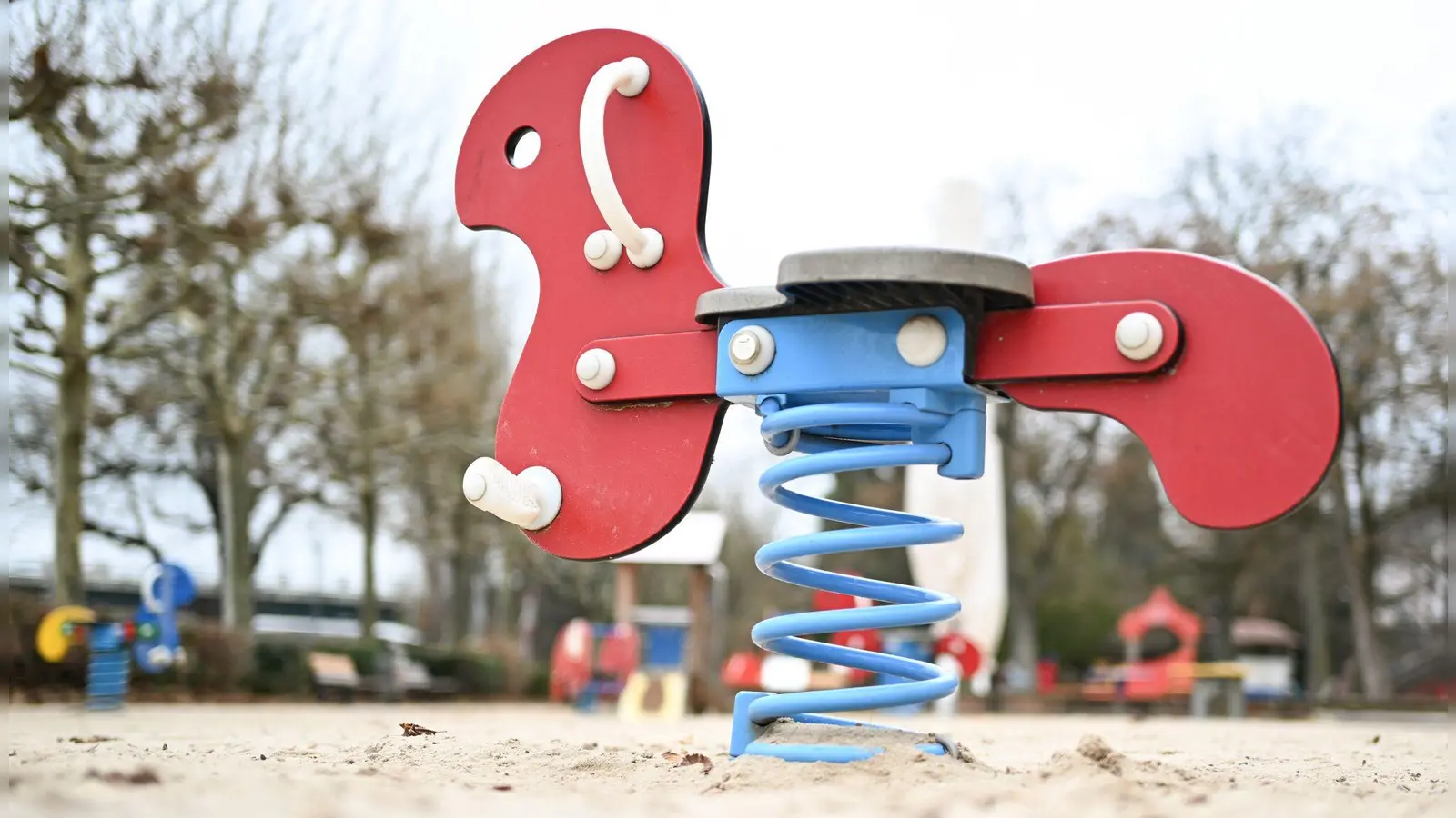 Der Spielplatz bleibt laut Stadt gesperrt, bis das Altöl entfernt ist. (Symbolbild) (Foto: Arne Dedert/dpa)