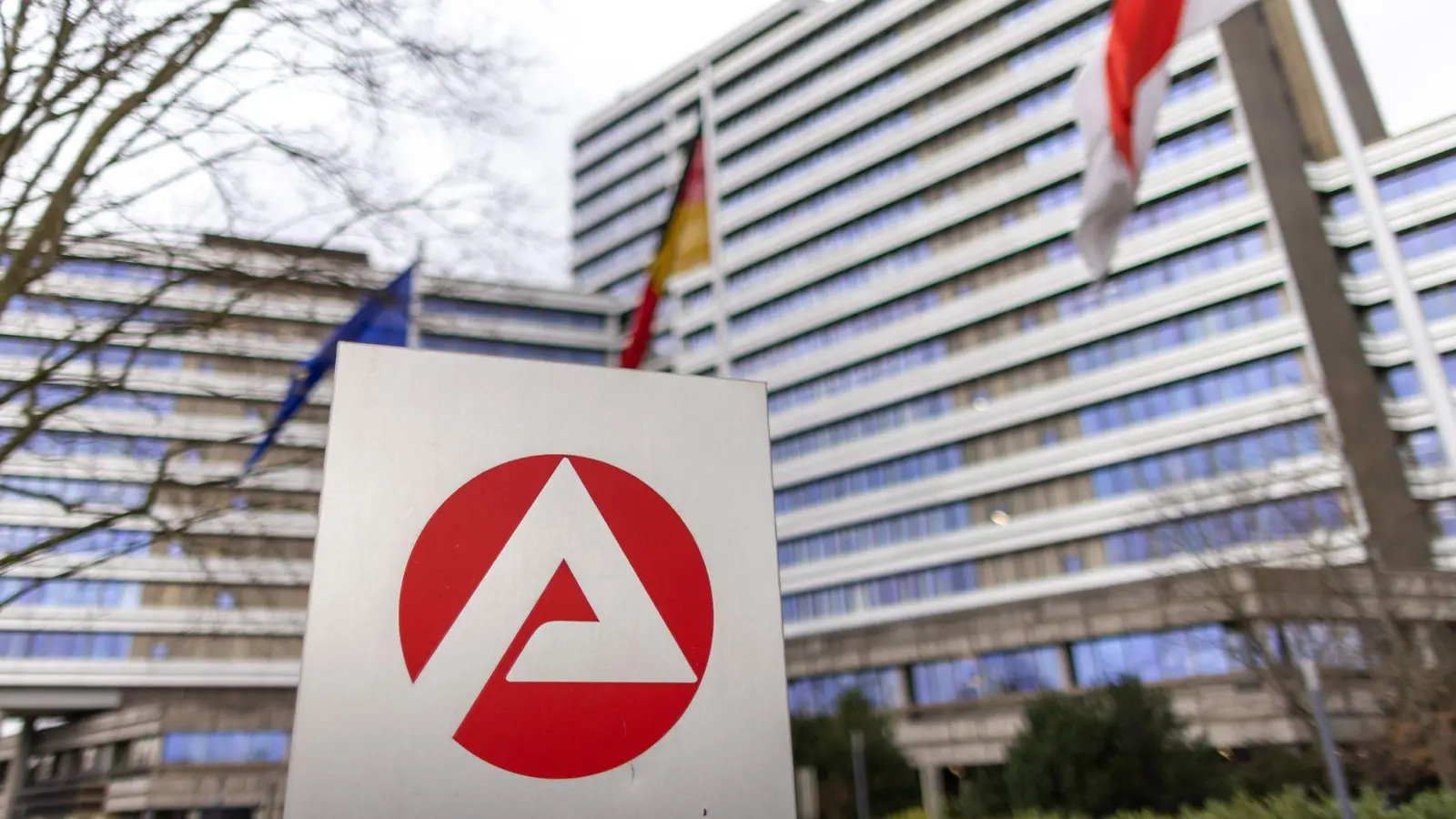 Betroffen vom Warnstreik war die Zentrale der Bundesagentur in Nürnberg. (Archivbild) (Foto: Daniel Karmann/dpa)