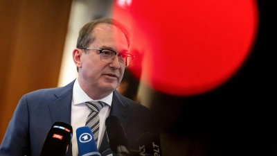 Bleibt bei seinen Bedenken gegen einen AfD-Verbotsantrag: Alexander Dobrindt. (Archivbild)  (Foto: Fabian Sommer/dpa)