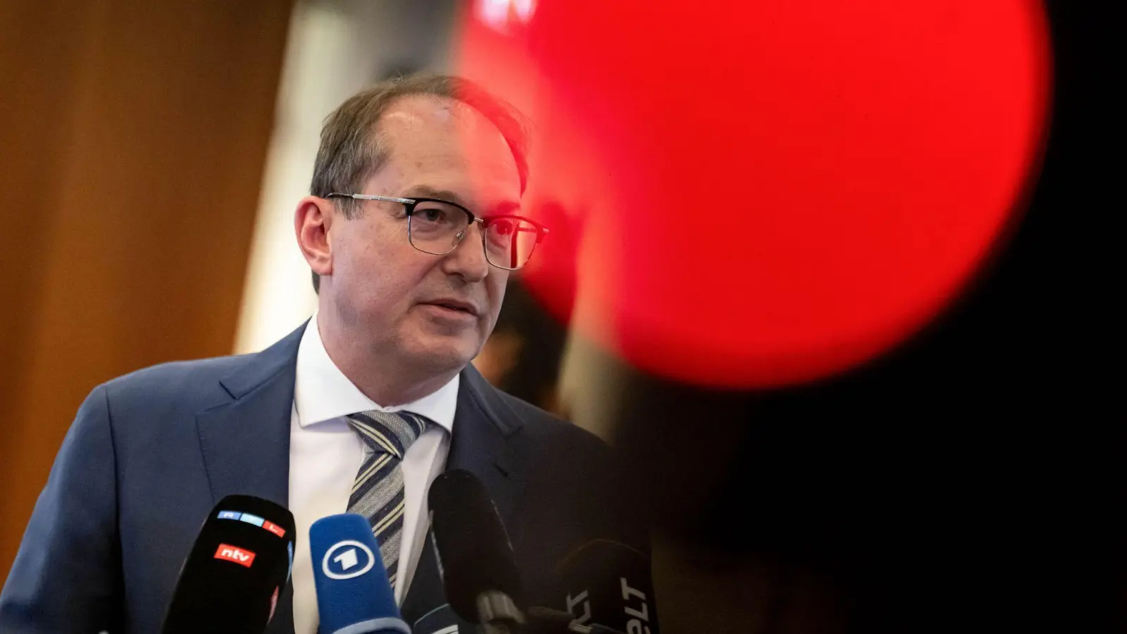 Bleibt bei seinen Bedenken gegen einen AfD-Verbotsantrag: Alexander Dobrindt. (Archivbild)  (Foto: Fabian Sommer/dpa)