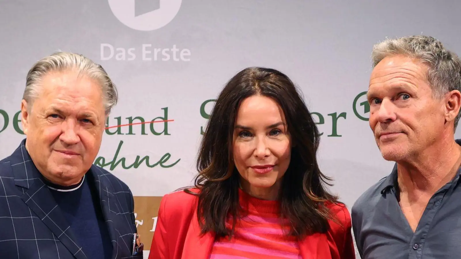 Beim Dreh von „Hubert ohne Staller“ geht es locker zu, sagt Christian Tramitz (r) über die Zusammenarbeit mit Michael Brandner (l) und Katharina Müller-Elmau. (Archivbild)   (Foto: Karl-Josef Hildenbrand/dpa)