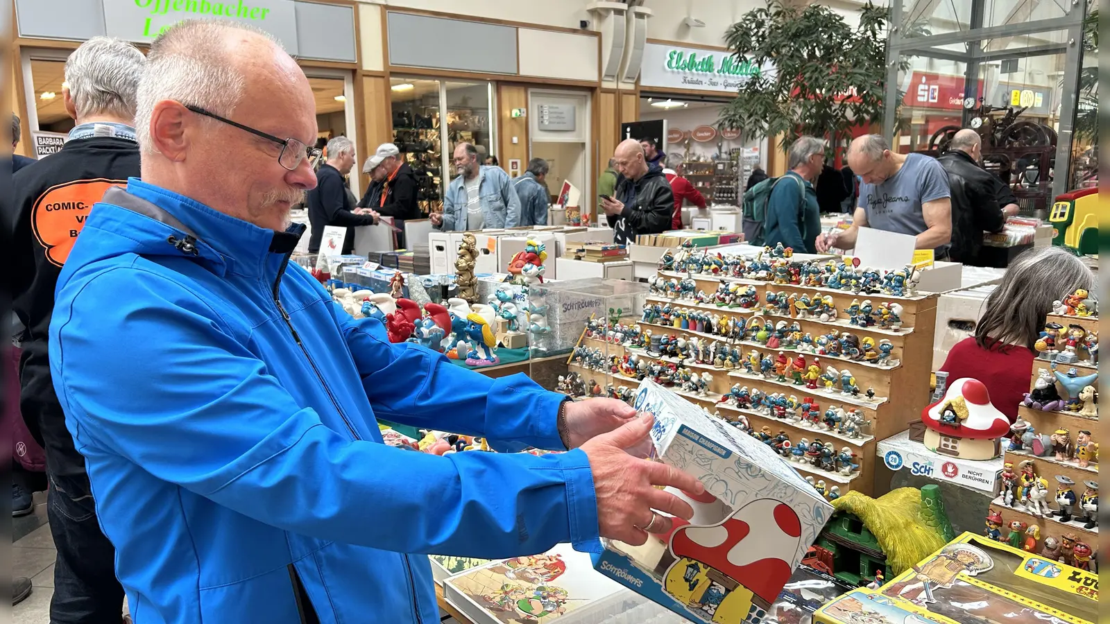 Schlümpfe sind seit vielen Jahren sein geliebtes Hobby: Sammler Jochen Botsch weiß gar nicht mehr genau, wie- viele von den blau-weißen Figuren er bereits sein Eigen nennt. (Foto: Florian Pöhlmann)