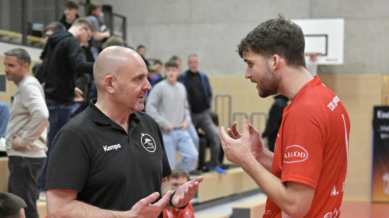 Im Zwiegespräch: Der Rothenburger Interimstrainer Volker Ehrlinger (links) mit Anton Ehrlinger nach dem Sieg gegen Roßtal. (Foto: Martin Rügner)
