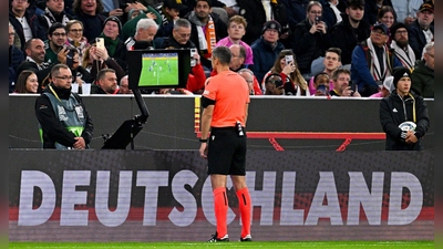 Fester Bestandteil von Fußball-Debatten: Der Videobeweis. (Foto: Tom Weller/dpa)