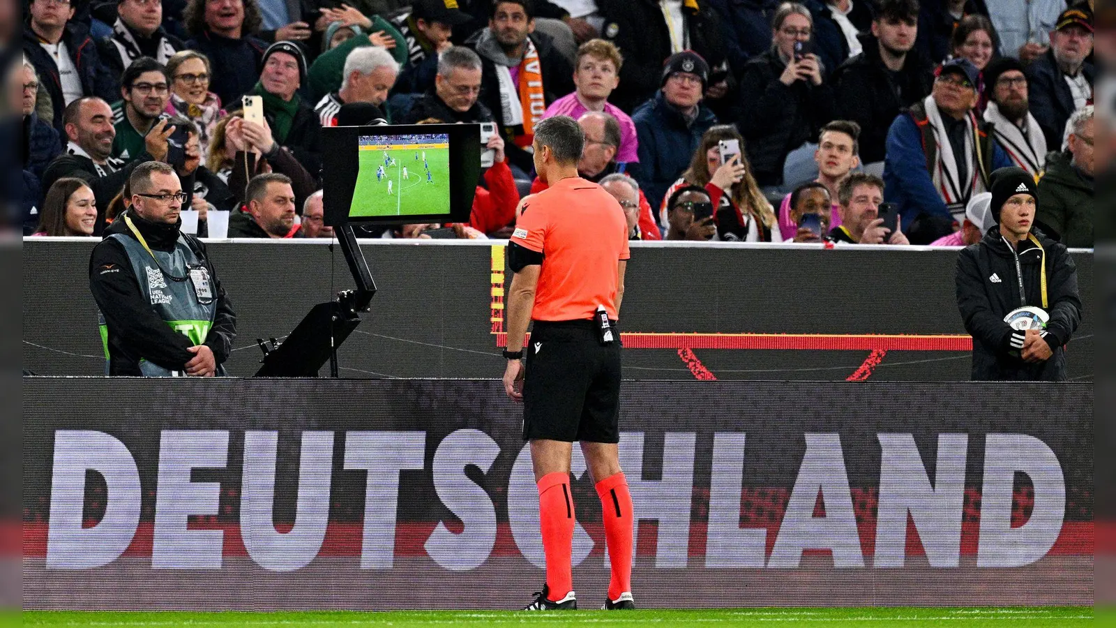 Fester Bestandteil von Fußball-Debatten: Der Videobeweis. (Foto: Tom Weller/dpa)