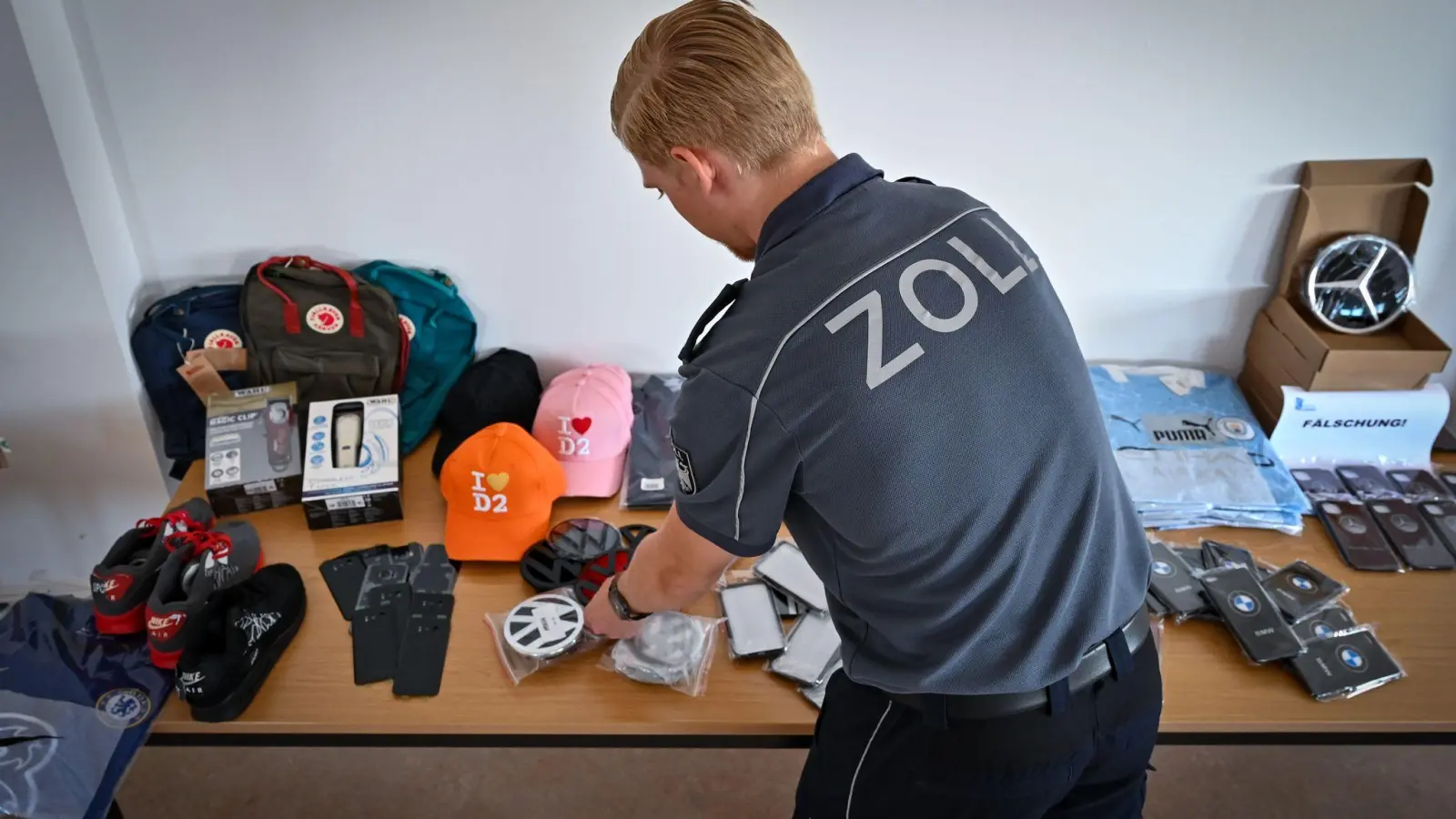 Zollbehörden beschlagnahmten in der EU auch 2024 eine große Menge an gefälschten Produkten. (Foto: Hendrik Schmidt/dpa-Zentralbild/dpa)