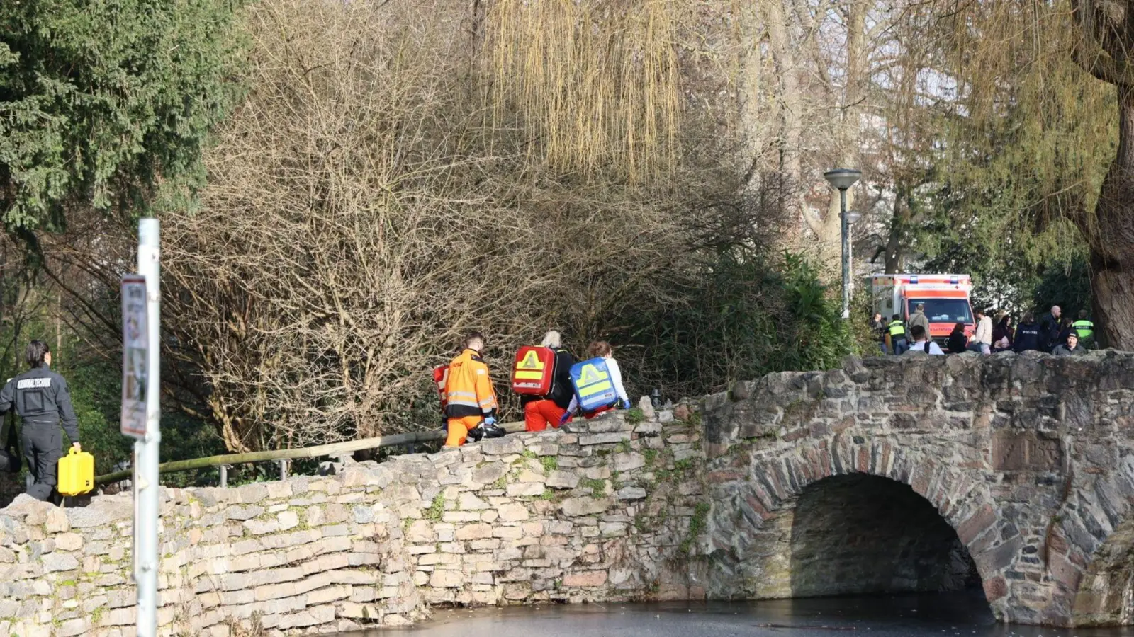 Die Menschen wurden im Park Schöntal angegriffen. (Foto: Ralf Hettler/dpa)