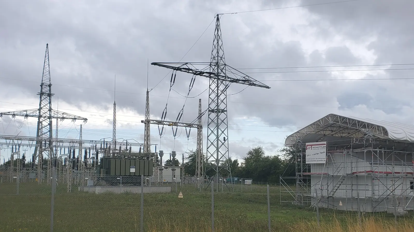 Das ist das Umspannwerk der N-Ergie in Wallmersbach. Die Überraschung bei der jetzigen Infoveranstaltung war, dass das neue Umspannwerk nicht als Erweiterung geplant ist, sondern an einem neuen Standort errichtet werden soll. (Foto: Ulli Ganter)