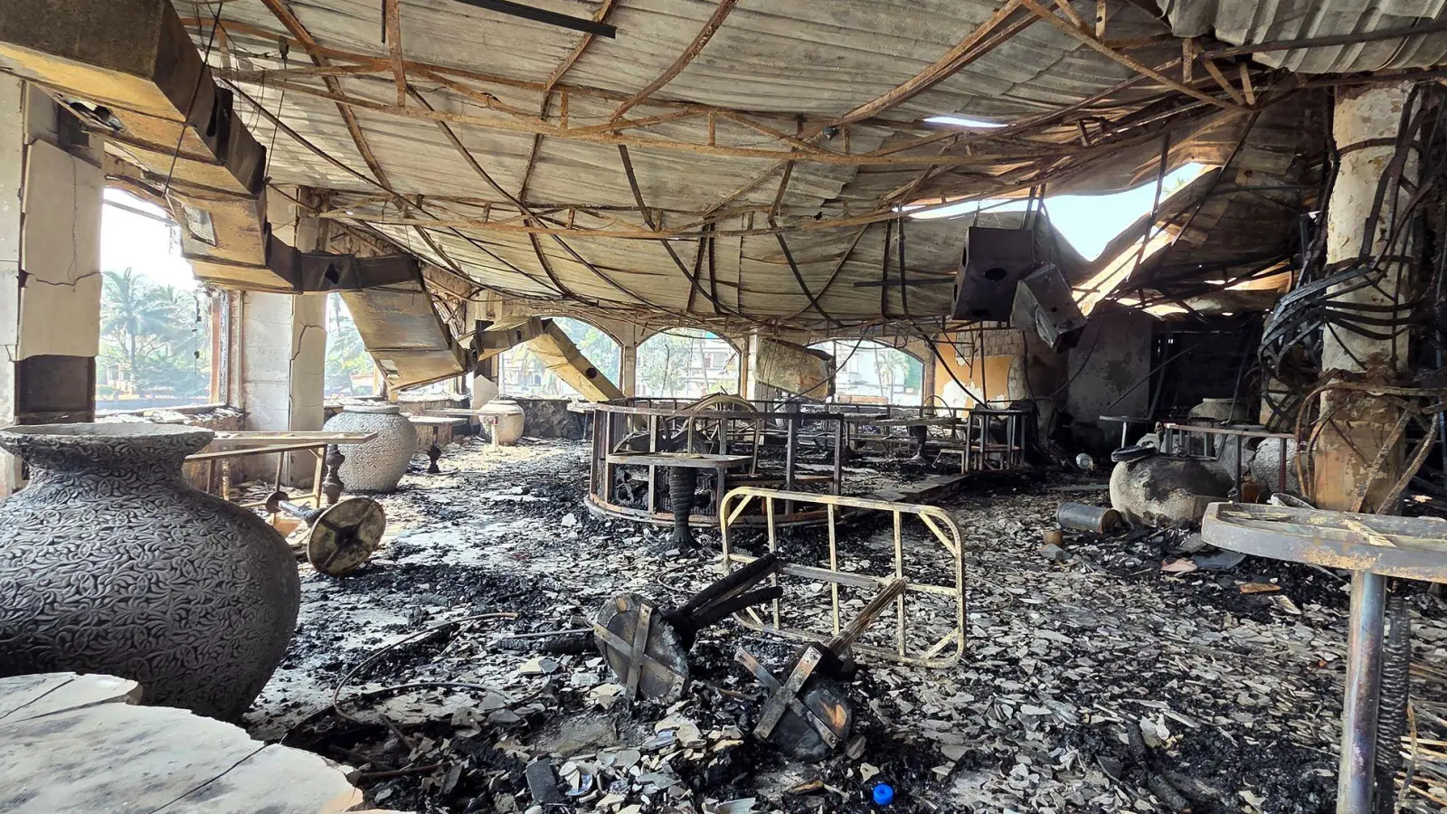 Die verkohlten Innenräume eines Nachtclubs, der am frühen Sonntag in Brand geraten war, sind in Arpora, Goa, zu sehen. (Foto aktuell) (Foto: Uncredited/AP/dpa)