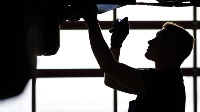 Bestandsaufnahme: Vor allem nach einem unverschuldeten Unfall will man genau wissen, was alles kaputt ist - ein Sachverständigengutachten hilft dabei. (Foto: David-Wolfgang Ebener/dpa/dpa-tmn)