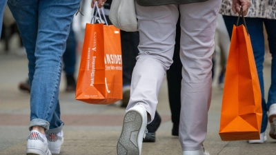 Laut GfK deutet die aktuelle Entwicklung der Verbraucherstimmung darauf hin, dass die Konsumenten wieder stärker verunsichert sind. (Foto: Monika Skolimowska/dpa)