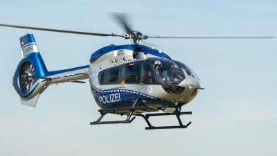 Der neue Airbus-Polizeihubschrauber des Typs H 145 fliegt am 07.09.2016 am Flughafen in Düsseldorf (Nordrhein-Westfalen). (zu dpa: «Polizei sucht geflohenen Mann aus forensischer Klinik») (Foto: Wolfram Kastl)