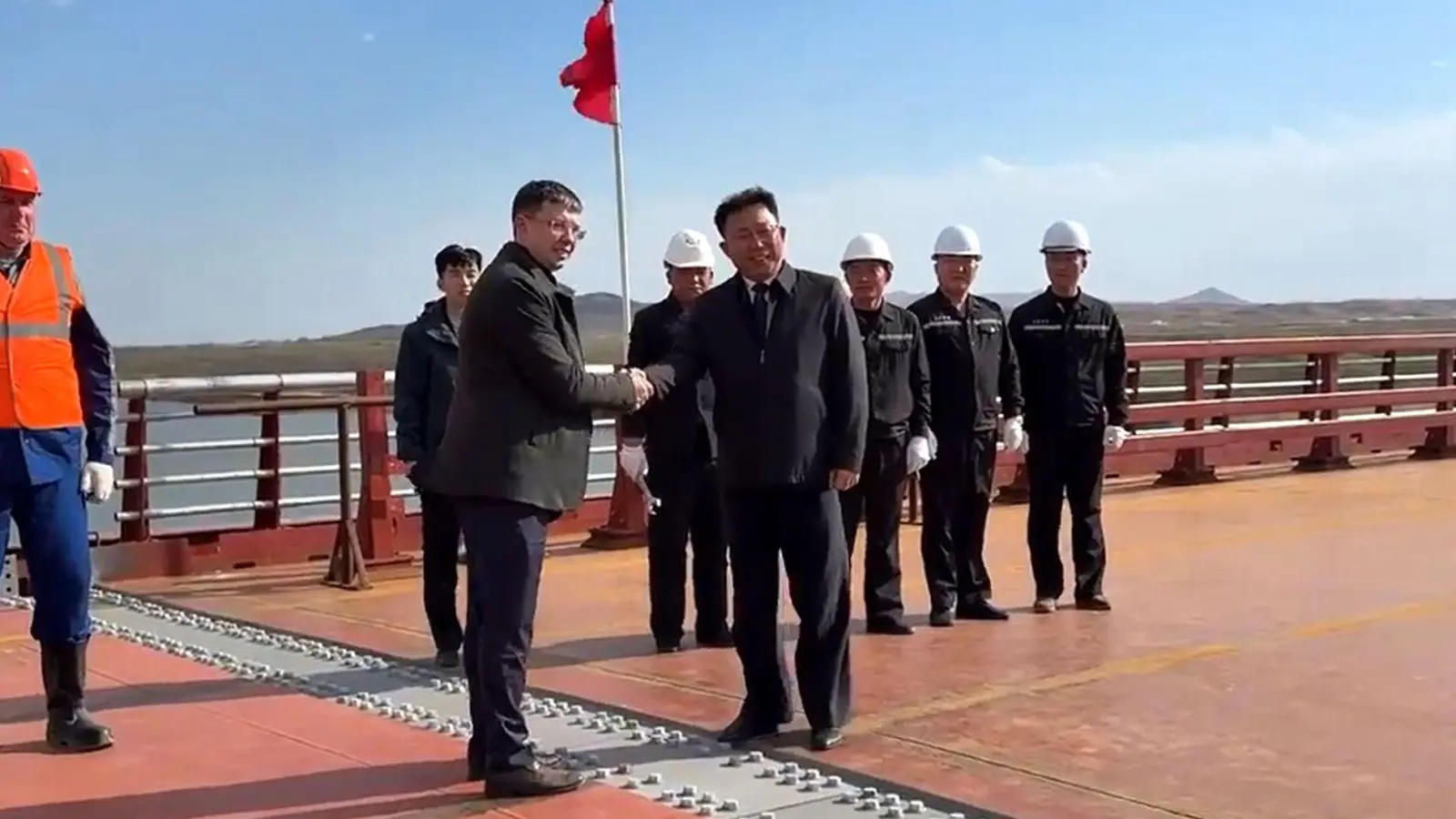 Nordkorea und Russland sind jetzt nach russischen Angaben auch durch eine Straßenbrücke miteinander verbunden. (Archivbild) (Foto: Uncredited/KCNA/KNS/dpa)