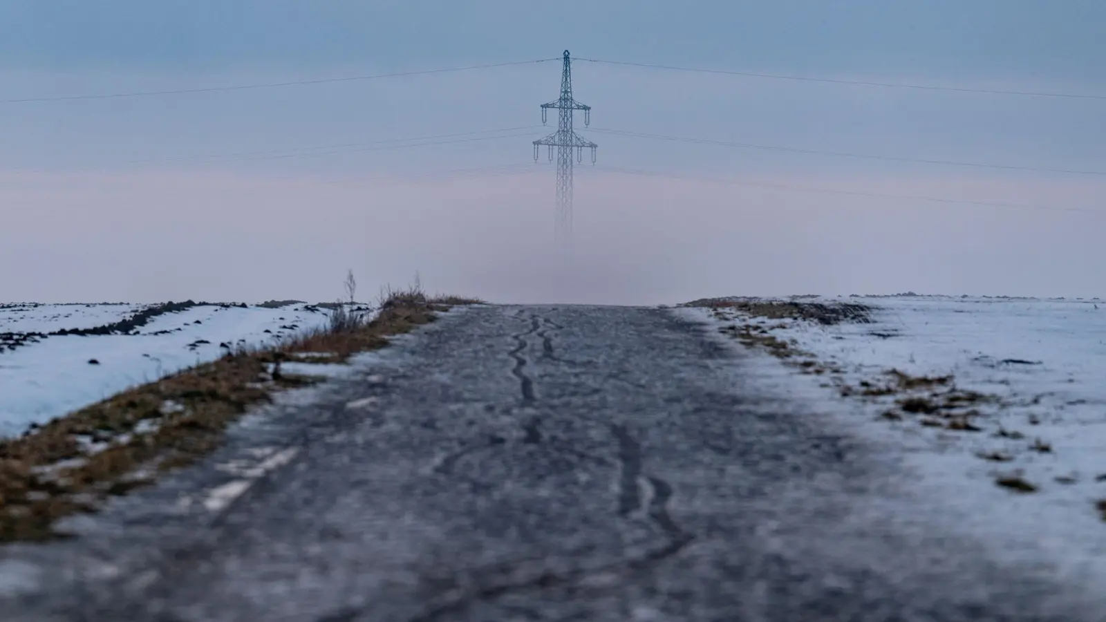 Nach einer kurzen Wetterpause kehrt der Winter mit Schnee, Regen und Glätte zurück. (Foto: Armin Weigel/dpa)