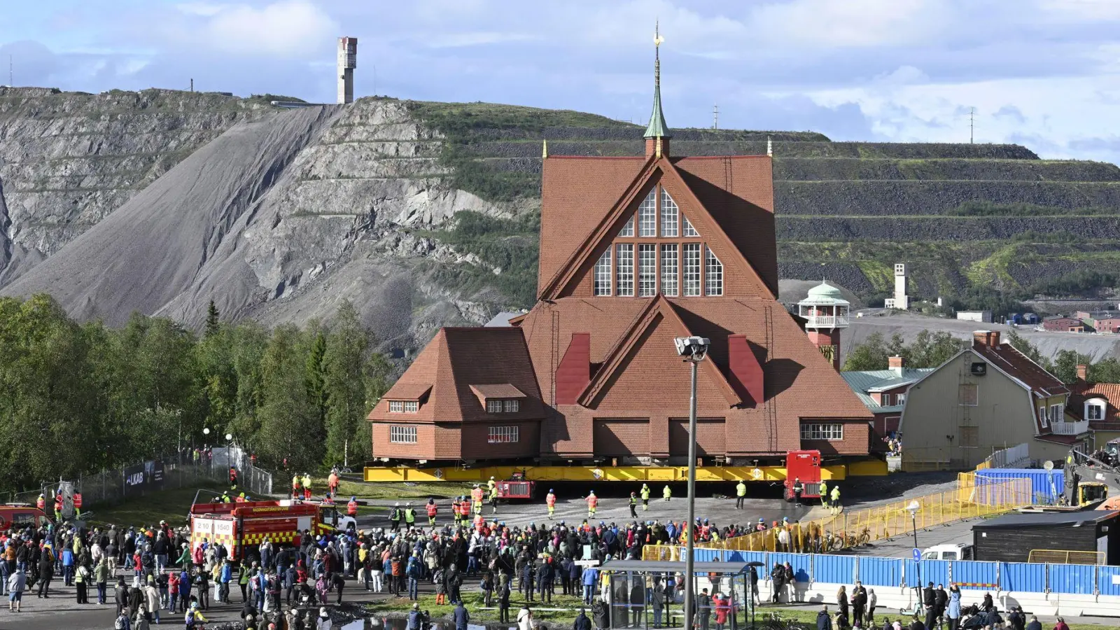 Ein Rahmenprogramm begleitet die Umsiedlung der Kirche. (Foto: Fredrik Sandberg/TT News Agency/AP/dpa)