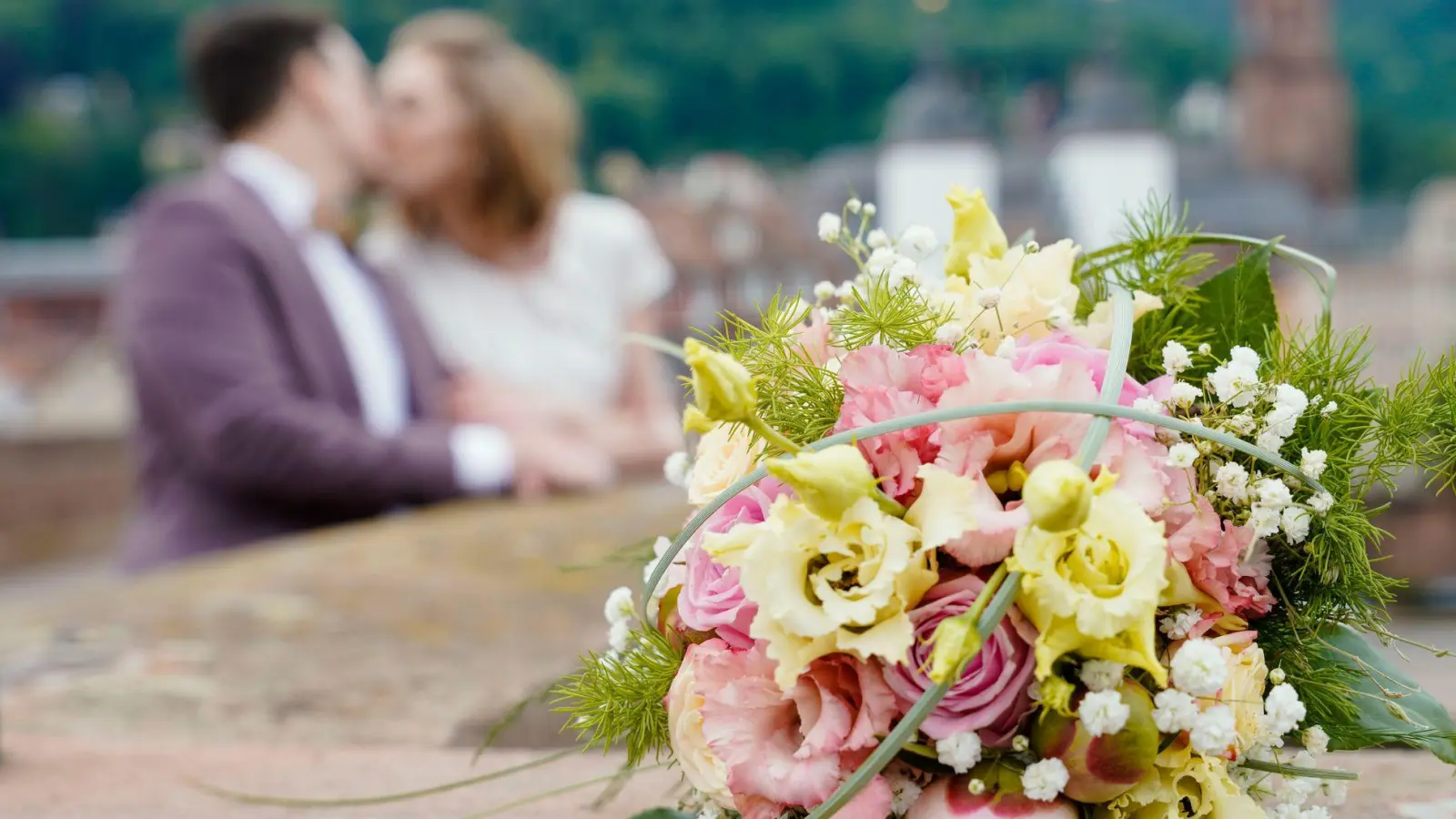 Am Hochzeitstag soll alles stimmen, auch das Datum. (Foto: Uwe Anspach/dpa)