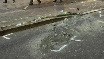 Ermittler sichern Spuren am Ort des Unglücks - direkt an einer Stadtbahn-Haltestelle. (Foto: Marco Krefting/dpa)