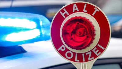 Die Polizisten stoppten den Fahrer an der Anschlussstelle Durach. (Symbolbild) (Foto: Jan Woitas/dpa)