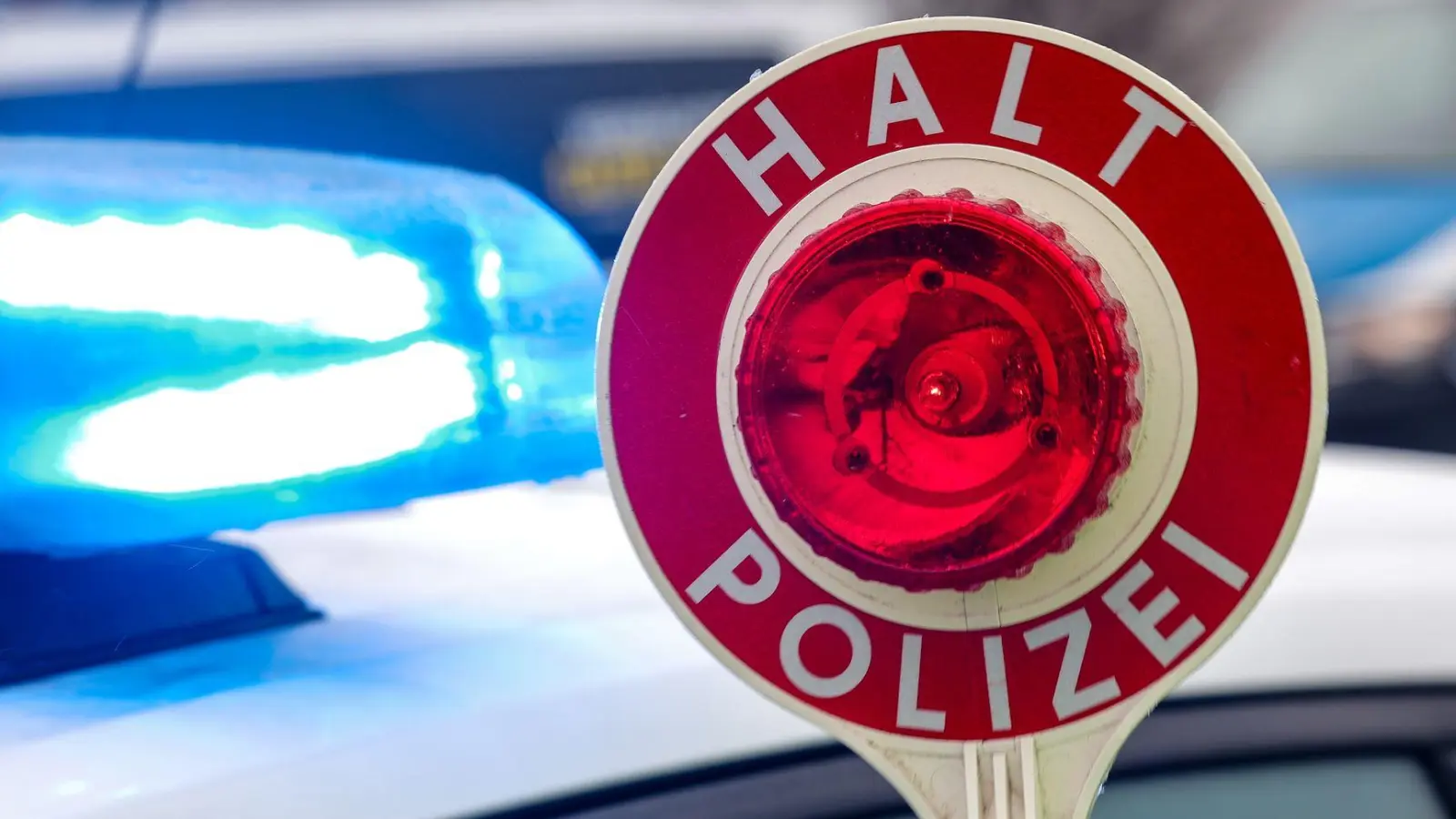 Die Polizisten stoppten den Fahrer an der Anschlussstelle Durach. (Symbolbild) (Foto: Jan Woitas/dpa)