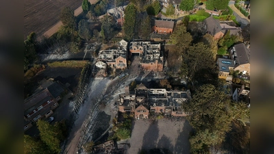 Mehrere Häuser wurden bei den Bränden zerstört oder schwer beschädigt. (Foto: Peter Byrne/PA Wire/dpa)