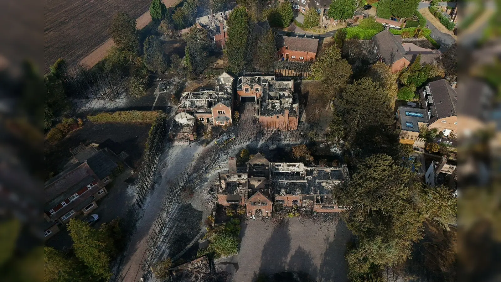 Mehrere Häuser wurden bei den Bränden zerstört oder schwer beschädigt. (Foto: Peter Byrne/PA Wire/dpa)