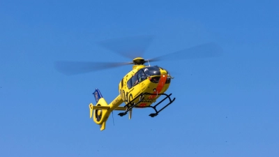 Trotz Rettungshubschrauber kommt für diesen Motorradfahrer nach einem Frontalzusammenstoß jede Hilfe zu spät. (Foto: Frank Hammerschmidt/dpa)