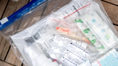 Kopfweh? Durchfall? Zeckenstich? Dann ist eine gut ausgestattete Festival-Apotheke gefragt.  (Foto: Zacharie Scheurer/dpa-tmn)