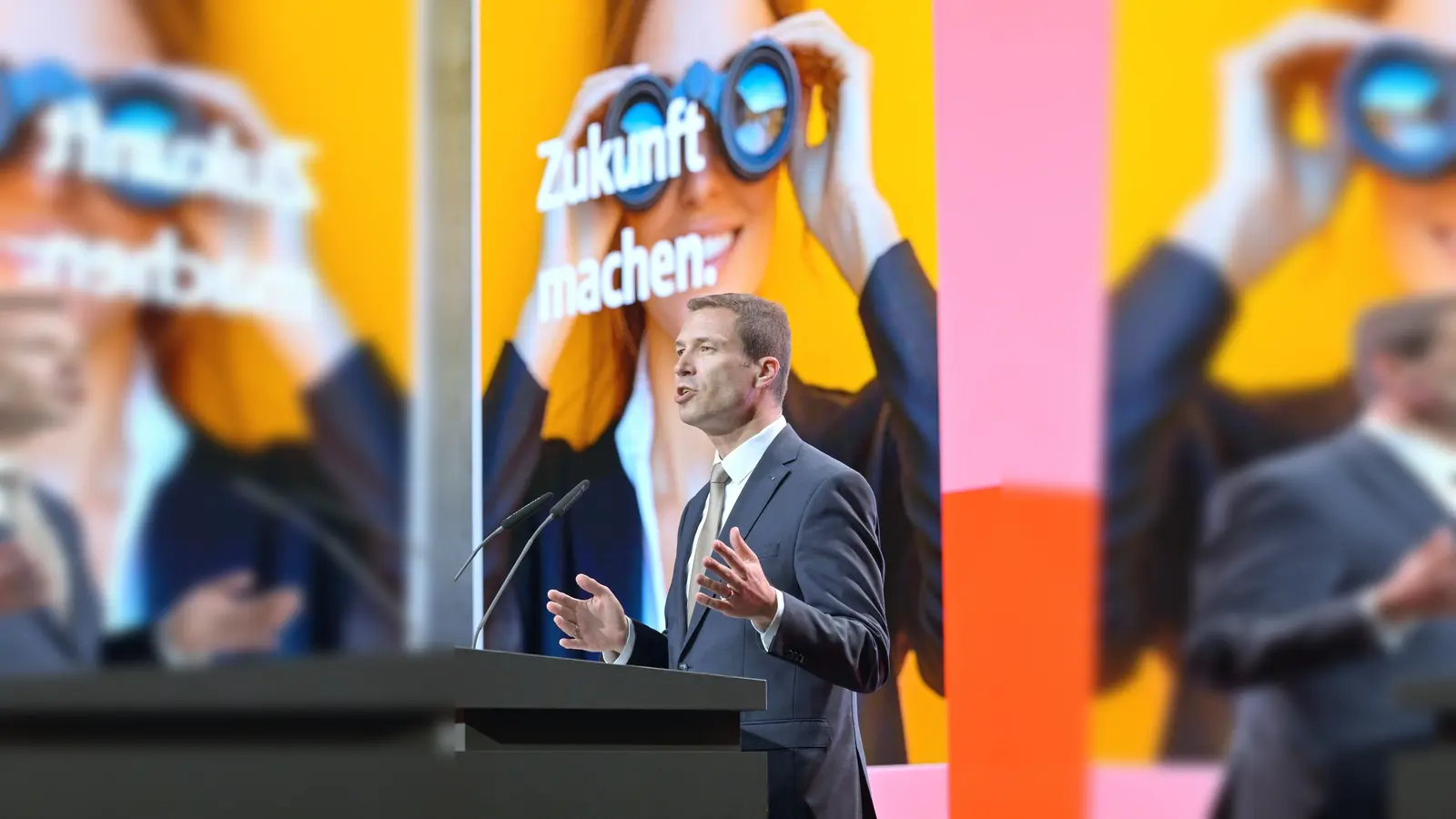 Sparkassenpräsident Matthias Dießl will das lückenhafte Finanzwissen in der Bevölkerung verbessern.    (Foto: Astrid Schmidhuber/Bayerischer Sparkassenverband/dpa)