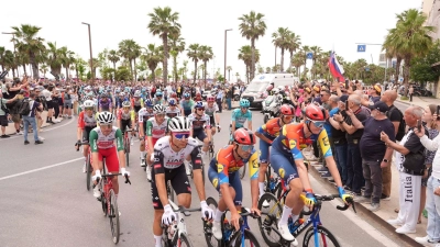 Die Auftaktetappe beim Giro d&#39;Italia.  (Foto: Massimo Paolone/undefined/LaPresse/AP/dpa)
