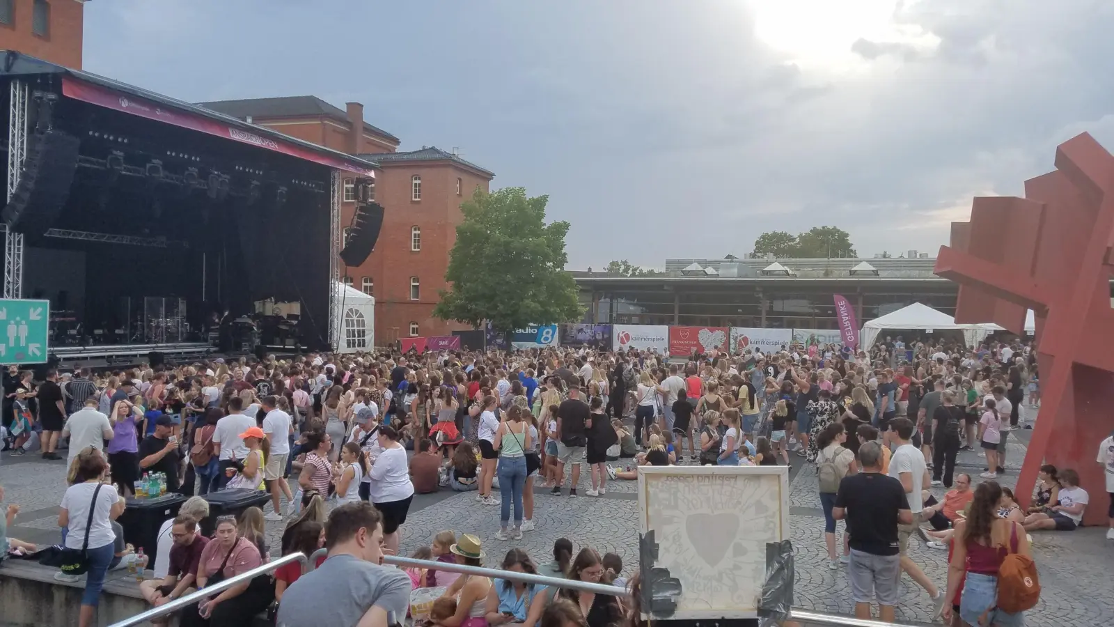 Um 19 Uhr war der Campus der Hochschule schon gut gefüllt. Die meisten Besucher blieben bei ihrer Absicht, den dritten Abend der Ansbach Open zu erleben. (Foto: Philipp Zimmermann)