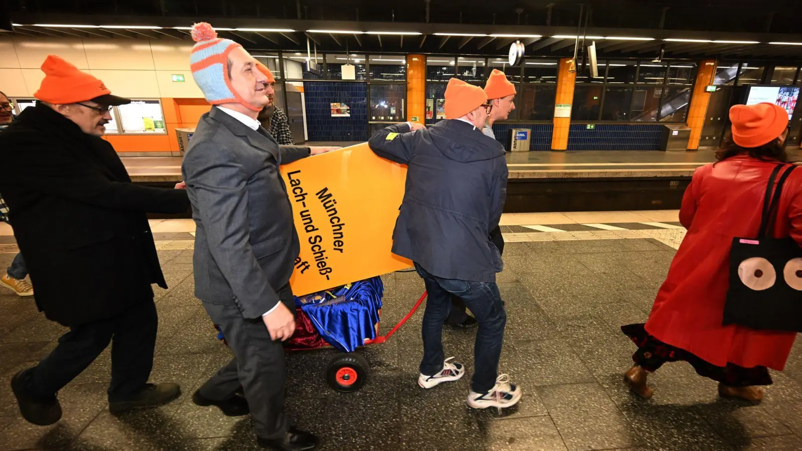 Die Münchner Lach- und Schießgesellschaft ist umgezogen - per U-Bahn und S-Bahn von Schwabing ins Kulturzentrum Gasteig.  (Foto: Felix Hörhager/dpa)