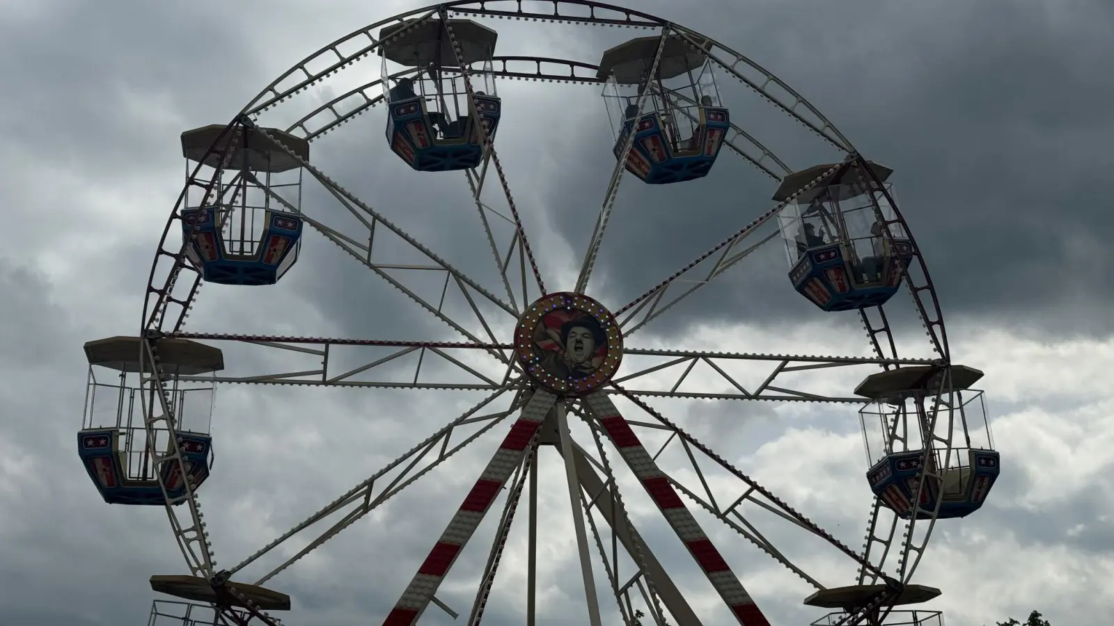 Ob in der Riesenschaukel, im Zelt oder am Schießstand: Beim Frühlingsfest in Ansbach ist für alle etwas geboten. (Foto: Lara Hausleitner)