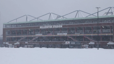Ob das Bundesliga-Spiel des FC St. Pauli gegen RB Leipzig im Millerntor-Stadion in Hamburg stattfindet, ist offen.  (Foto: Christian Charisius/dpa)