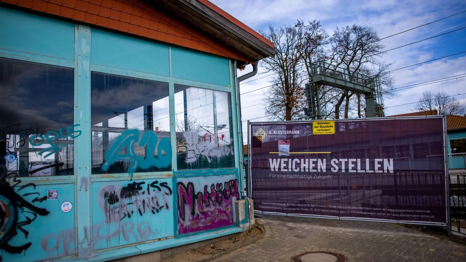 Eine Bahnbaustelle in Karstädt in Brandenburg. Nach Berechnung des Ifo-Instituts floss 2025 ein großer Teil der für Investitionen in die Infrastruktur vorgesehenen Milliardenschulden des Bundes in das Stopfen von Haushaltslöchern. (Archivbild)  (Foto: Jens Büttner/dpa)