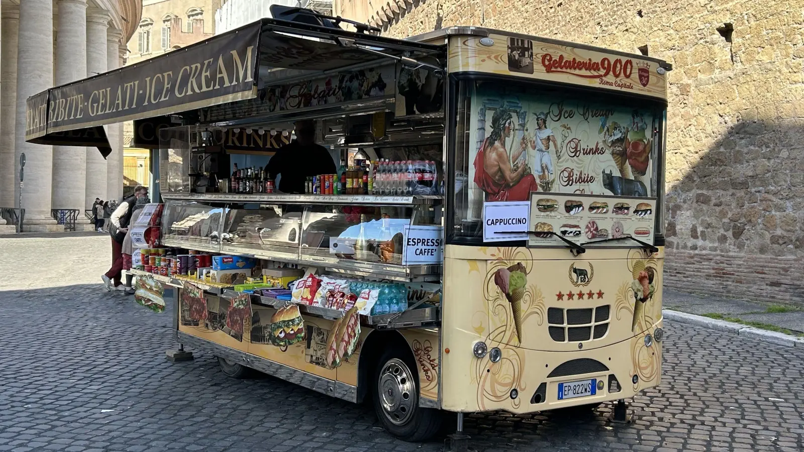 Ausgefallene Eis- und Getränkewagen sieht man in Rom des öfteren. (Foto: Ute Niephaus)