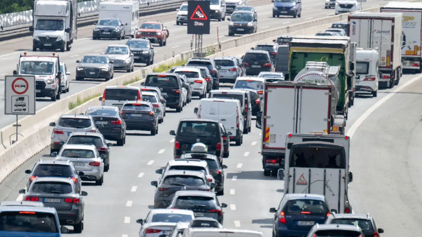 Besonders zu Beginn der Sommerferien ist die Staugefahr auf bayerischen Autobahnen groß. (Archivbild) (Foto: Pia Bayer/dpa)
