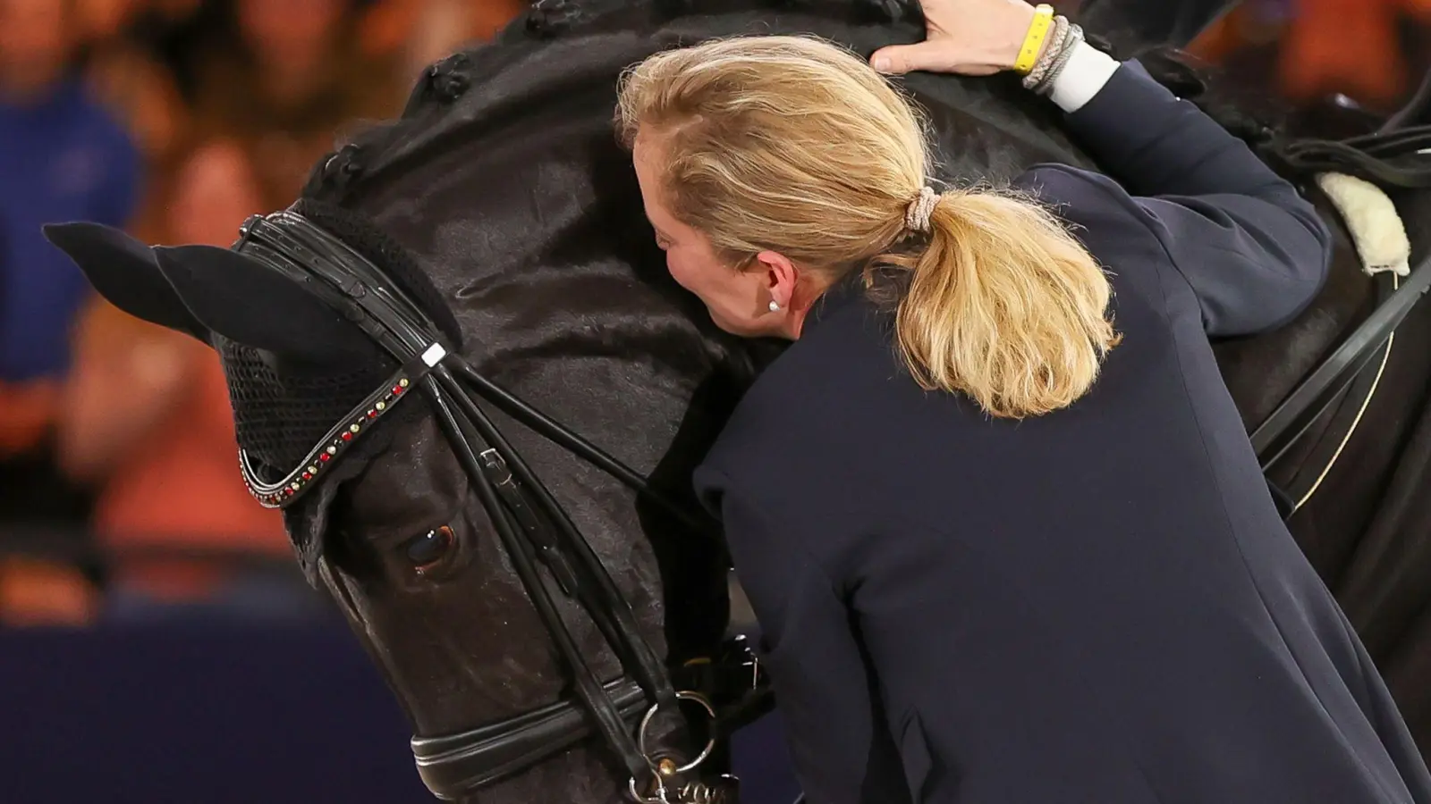 Christine Arns-Krogmann spricht mit ihrer Stute Weihegold nach der Kür im Fei Dressage World Cup Final auf der Leipziger Messe. (Foto: Jan Woitas/dpa)