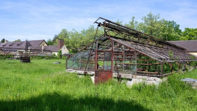 Der berüchtigte „Kräutergarten“ auf dem Gelände des ehemaligen Konzentrationslagers Dachau soll zu einer Gedenkstätte werden. (Archivbild) (Foto: Stefan Puchner/dpa)