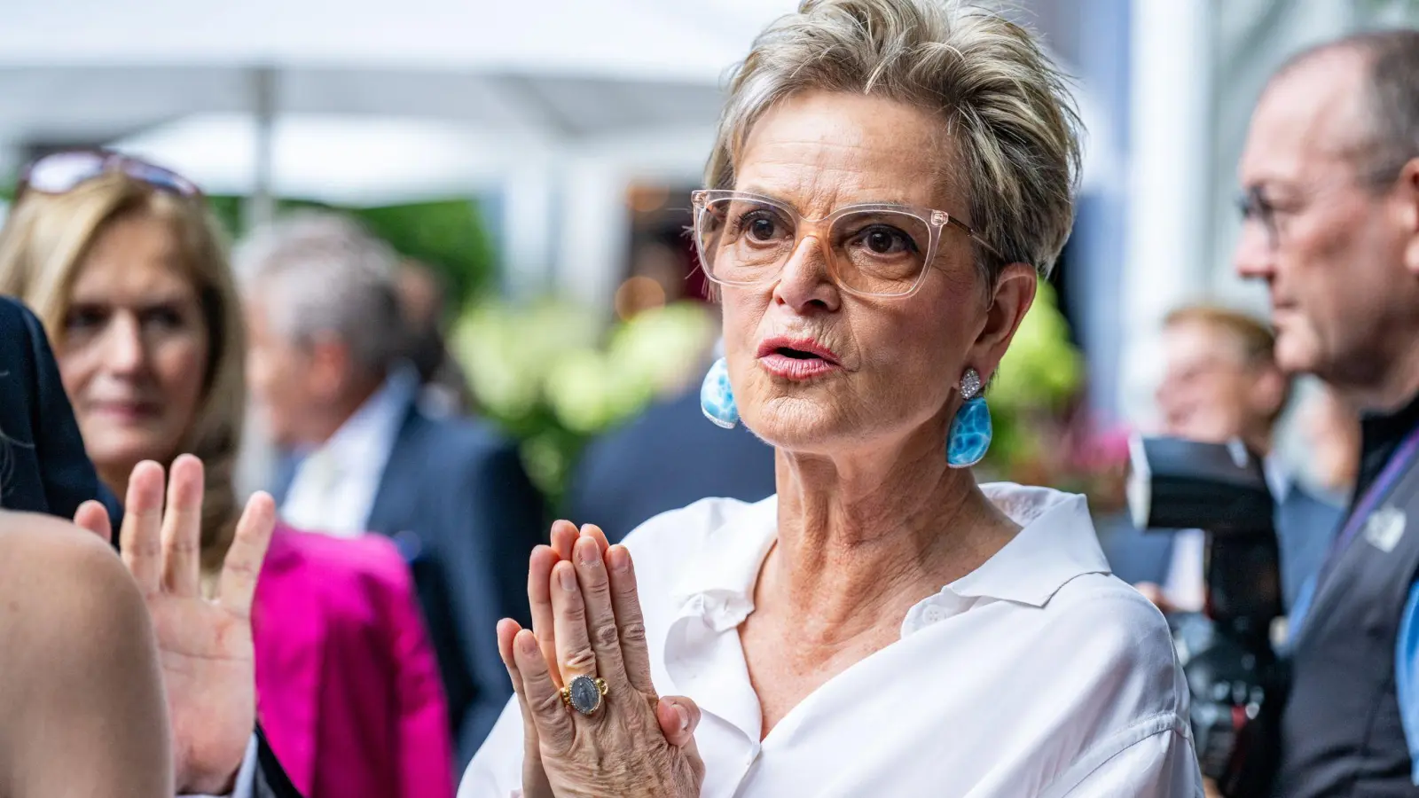 Gloria Fürstin von Thurn und Taxis mischte sich im Park von Schloss St. Emmeram unter die Gäste. (Foto: Armin Weigel/dpa)