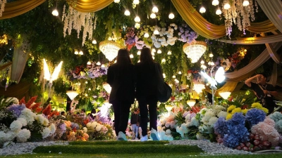 Ein Paar betritt einen Veranstaltungsort während einer LGBTQIA+-Verlobungszeremonie am Valentinstag. (Foto: Aaron Favila/AP/dpa)