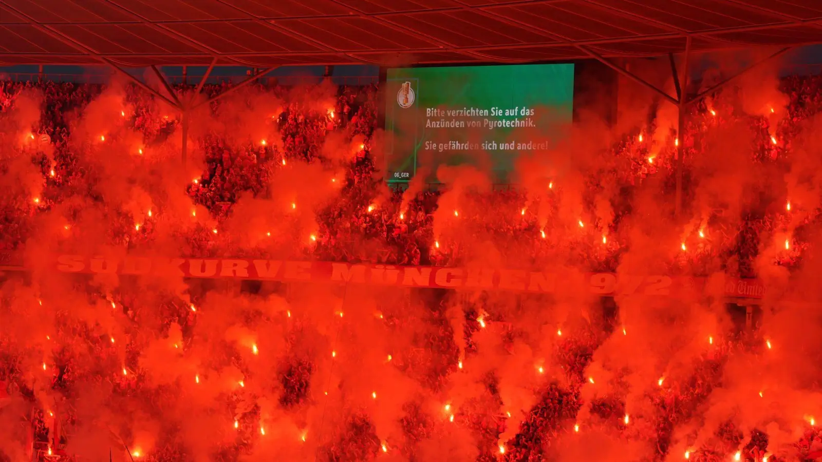Fans zünden beim DFB-Pokalfinale Pyrotechnik.  (Foto: Soeren Stache/dpa)