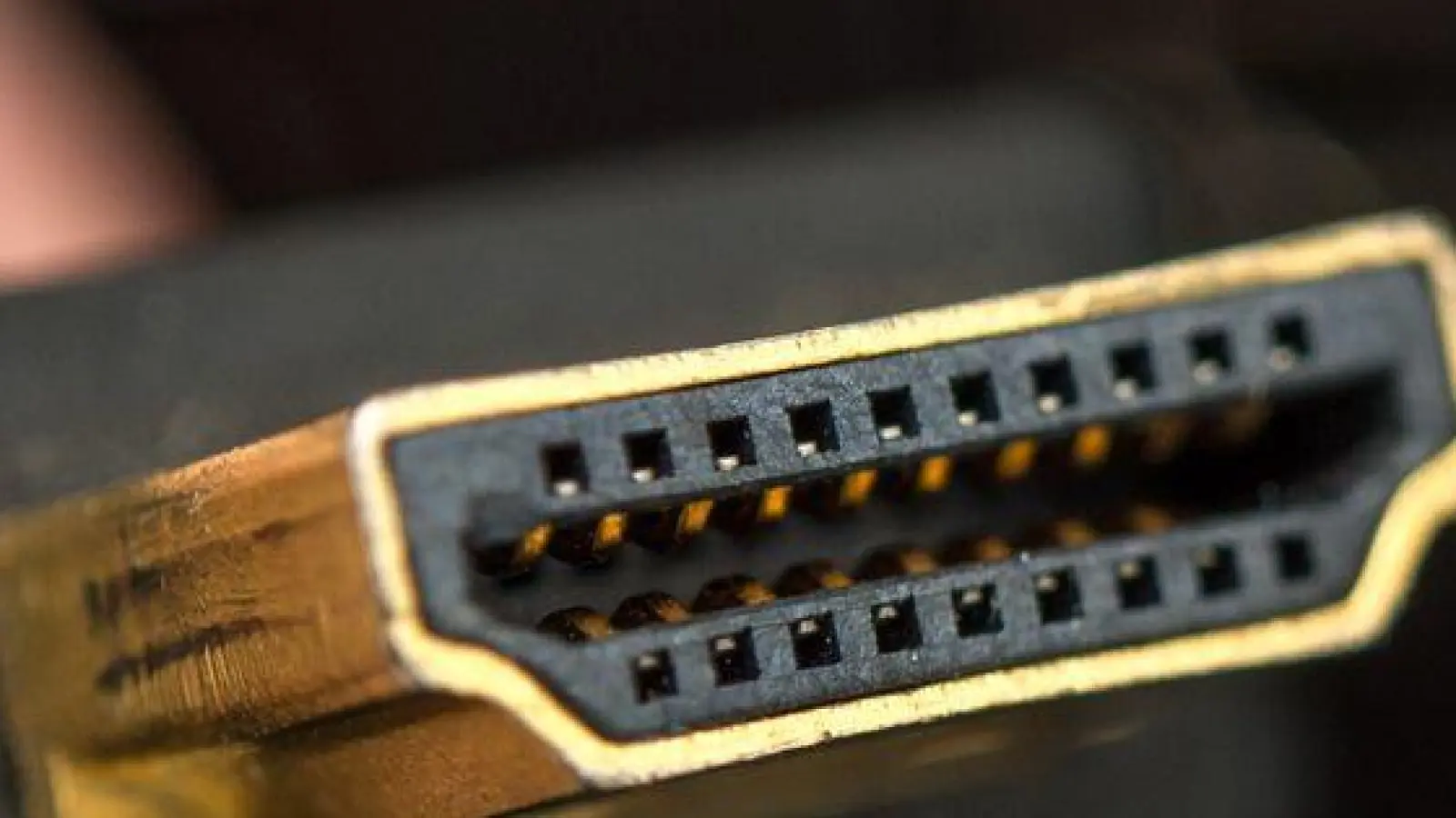 Voraussetzung für ARC: Geräte und Kabel müssen den HDMI-1.4-Standard unterstützen. (Foto: Andrea Warnecke/dpa-tmn)