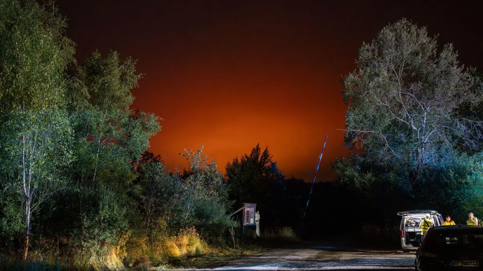 Die Feuerfront befindet sich nur noch etwa drei Kilometer von der deutschen Grenze entfernt.  (Foto: Max Lametz/dpa)