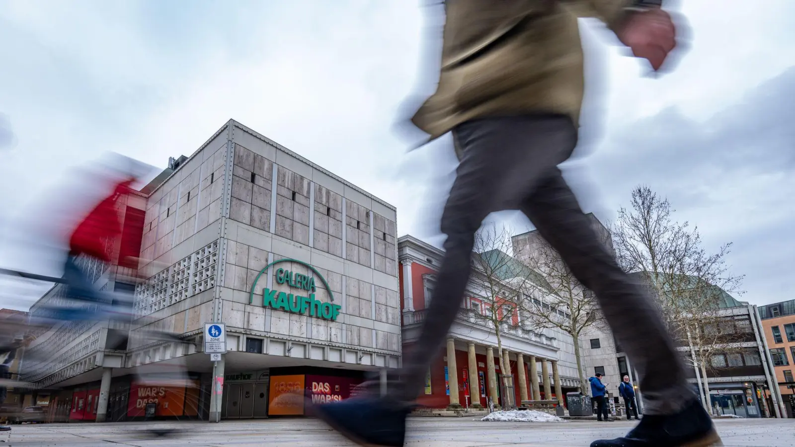 Der Stadtrat Regensburg diskutiert über die künftige Nutzung des ehemaligen Galeria Kaufhof-Gebäudes in der Innenstadt. (Archivbild) (Foto: Armin Weigel/dpa)